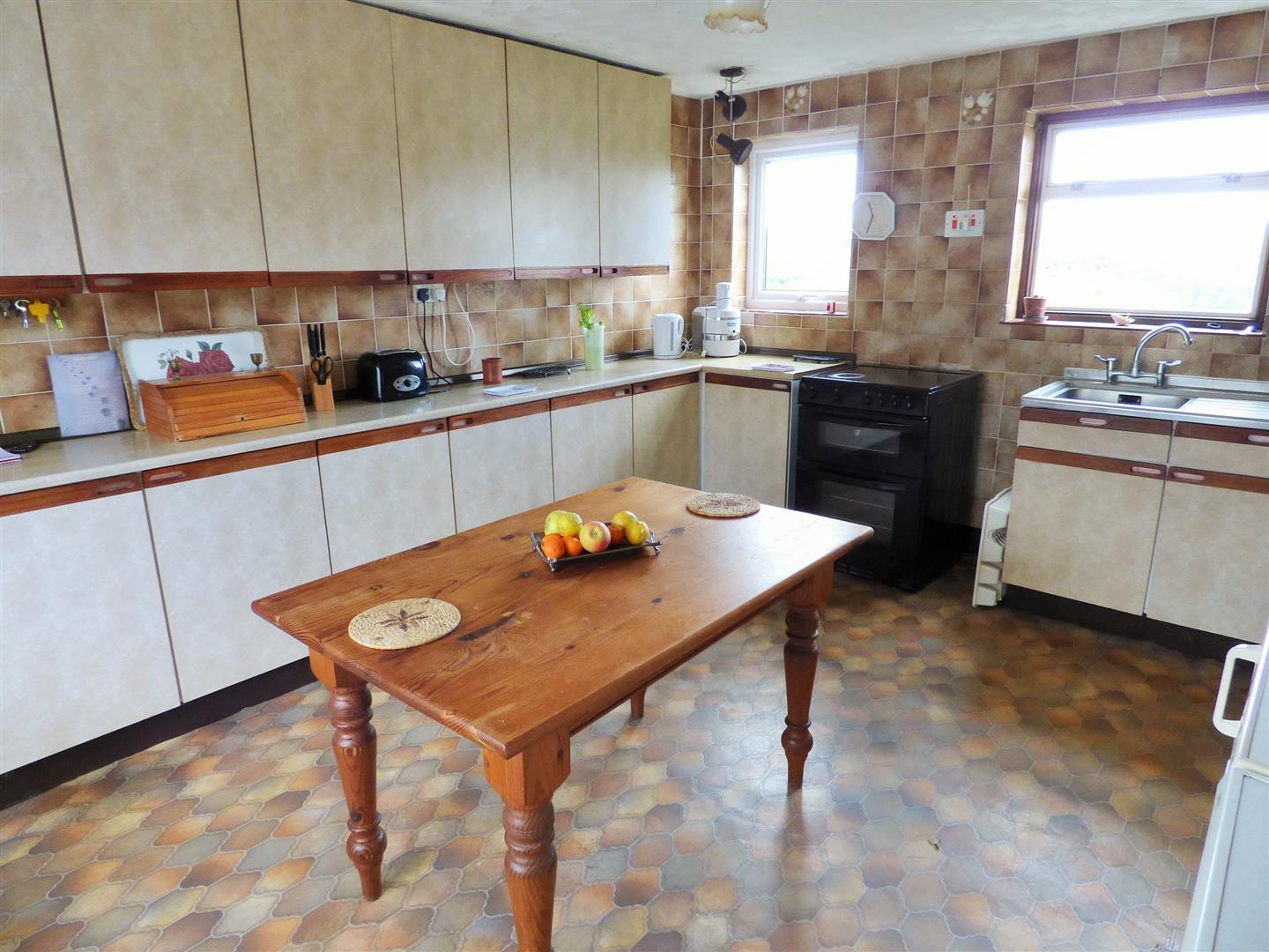 KITCHEN/DINING ROOM